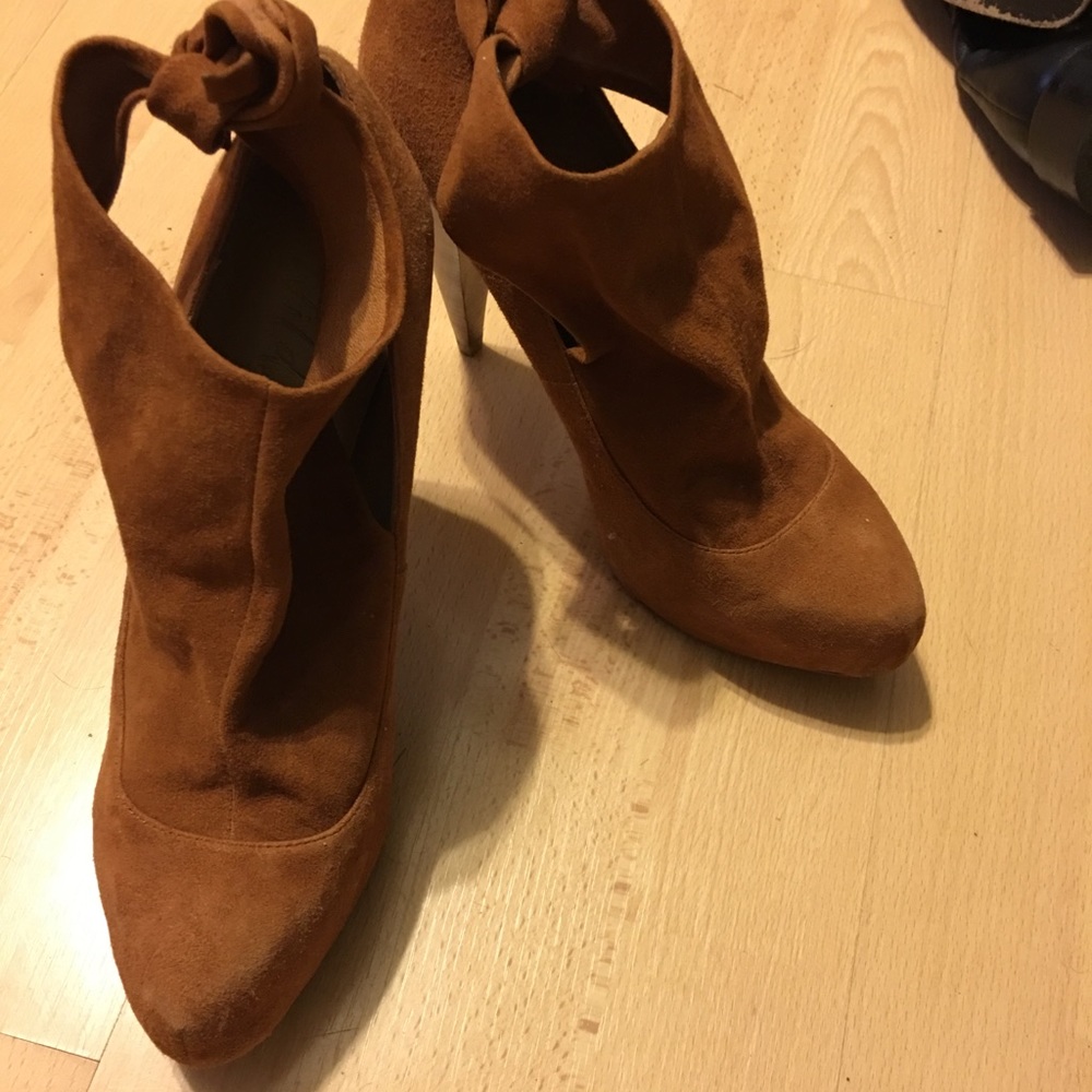 Shoes - Picture 2 of 7